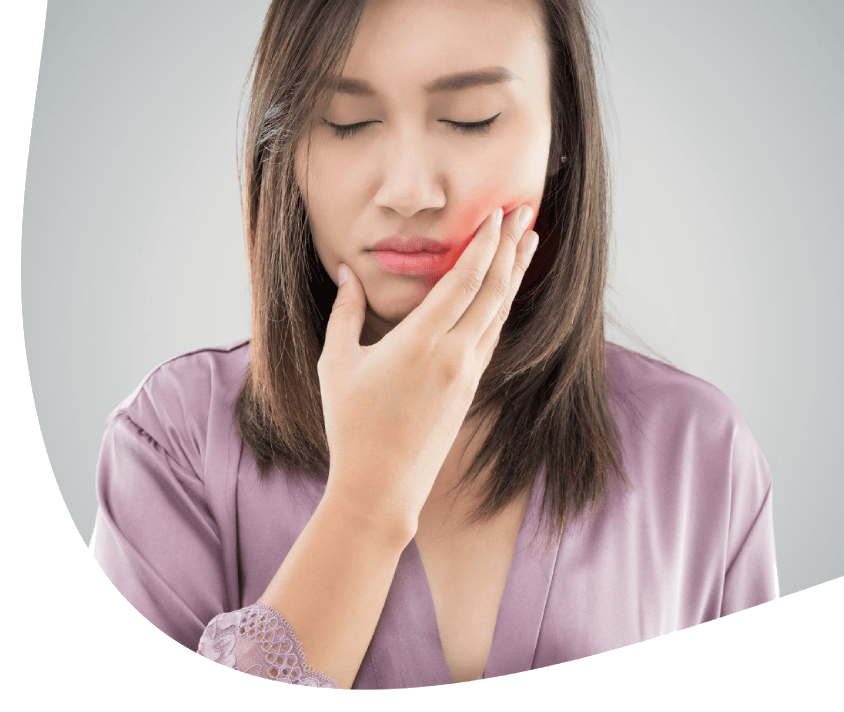 Osoba se dotýká obličeje s nepříjemným pocitem, případně naznačuje bolest zubů.