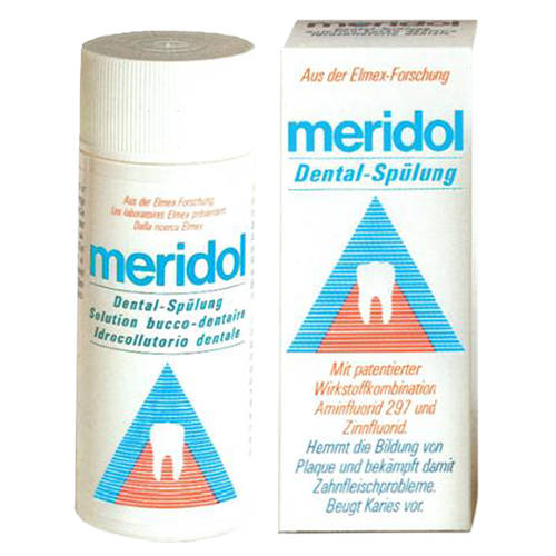 Lahvička a krabička Meridol Dental-Rinse s modrým a červeným vzorem zdůrazňujícím ústní hygienu, zobrazené svisle.